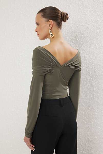 Trendyol Collection Khaki asymetryczny kołnierz dzianinowy body Tpraw25Bd00009