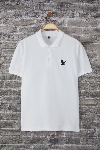 Trendyol Collection Weißes T-Shirt mit normaler Passform und Stickerei und Polokragen TMNSS25PO00017