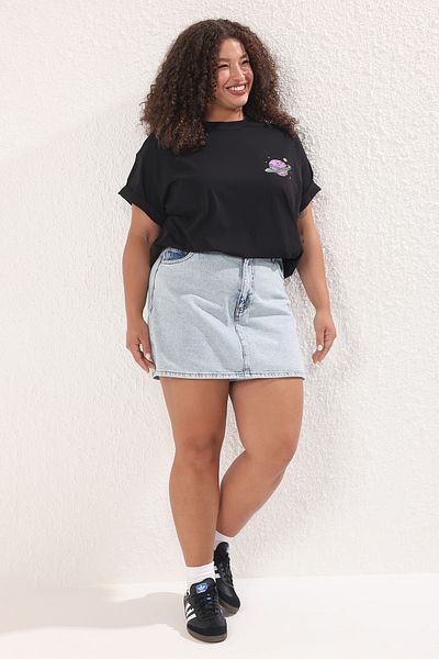 Trendyol Curve „Smile New Choices“-T-Shirt mit Aufdruck „Boyfriend Fit“ in Übergröße