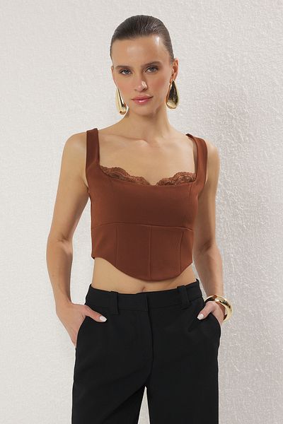 Trendyol Collection Braunes, gewebtes, schickes Bustier mit bauchfreier Spitze und Details TPRSS25BS00031