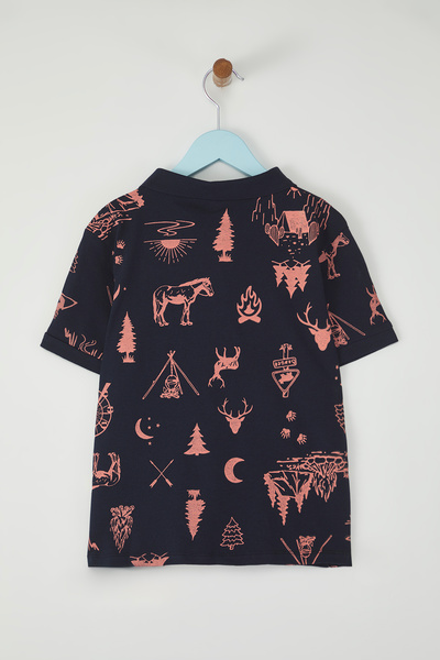 TRENDYOLKIDS Marineblaues Jungen-T-Shirt aus 100 % Baumwolle mit Waldmuster und Polokragen, kurzärmelig, gestrickt TKDSS25TS00083