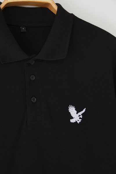 Trendyol Collection Černé tričko Regular/Normal Cut Eagle s detailní výšivkou Polo výstřih TMNSS25PO00017