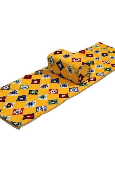 smart home Traditional Saudi rug for camping and picnics with armrest, size 150 x 55 x 25 cm