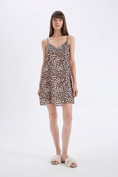 DeFacto Nachthemd mit Leopardenmuster und V-Ausschnitt aus Satin und Fall In Love