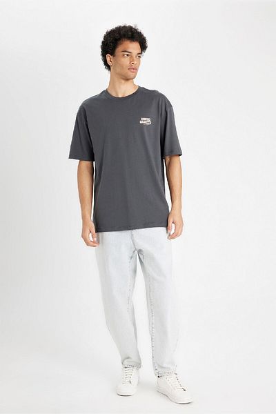 DeFacto 100% βαμβακερό Comfort Regular Fit Relaxed Cut Crew λαιμόκοψη με στάμπα κοντομάνικο μπλουζάκι B4370ax24au