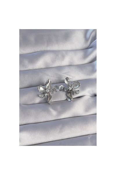 Skygo Brass Silver Color Pearl Detail Flower Design Earrings - Tj-Bkp9083