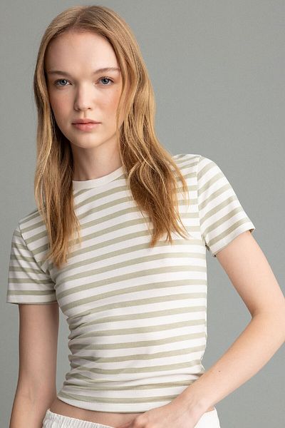 DeFacto Maßgeschneidertes, kurzärmliges T-Shirt mit Rundhalsausschnitt D5324ax24au