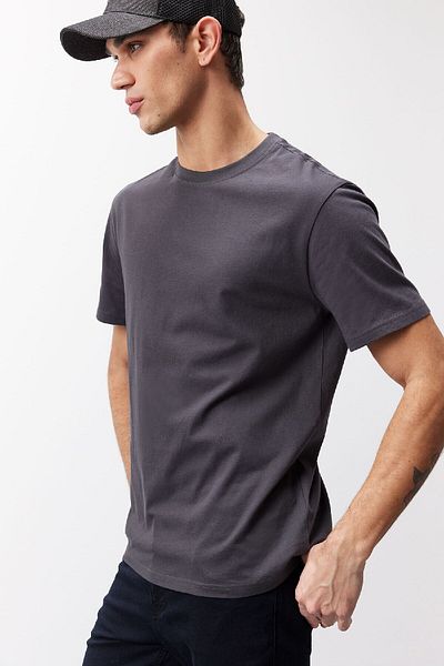 DeFacto Neues, einfarbiges Basic-Kurzarm-T-Shirt mit normaler Passform und Rundhalsausschnitt V7699AZ25SP