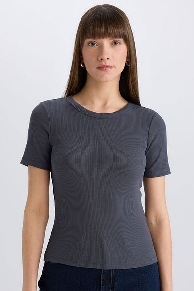 DeFacto Slim-Fit, schmal geschnittenes, geripptes Camisole-Basic-T-Shirt mit Rundhalsausschnitt, einfarbig, kurzärmelig, C0097AX25SP