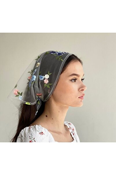 VENÜS MODA by Pınar Συνδυασμός αξεσουάρ μαλλιών με κασκόλ από τούλι με κέντημα λουλουδιών για την άνοιξη της νέας σεζόν