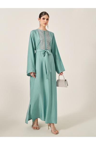 Styli جلابية بفتحة رقبة من الدانتيل الساتان