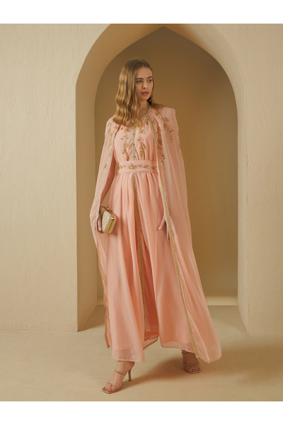 Styli قفطان مطرز بأكمام على شكل كيب وحزام