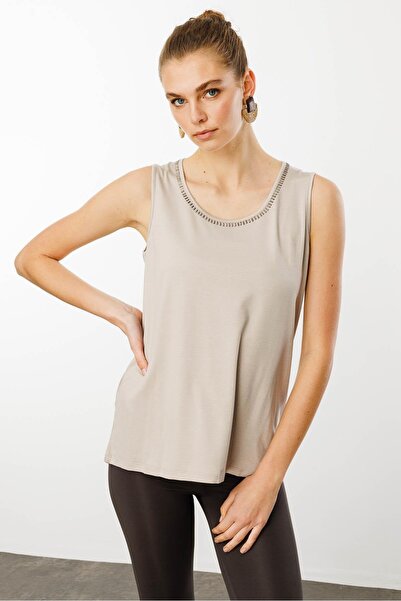Desen Triko Μπεζ γυναικείο μπλουζάκι με λαιμόκοψη με πέτρα