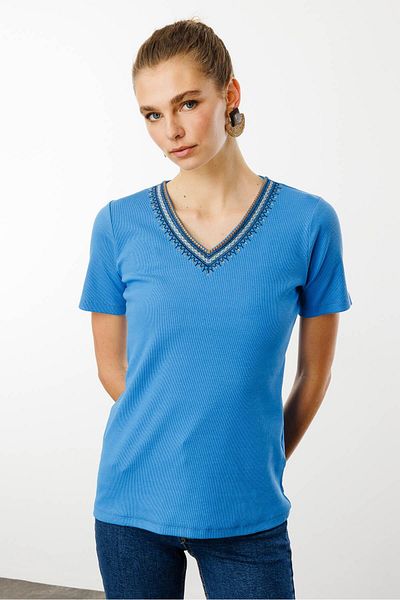 Desen Triko Tricou albastru de damă - bumbac brodat cu decolteu în V