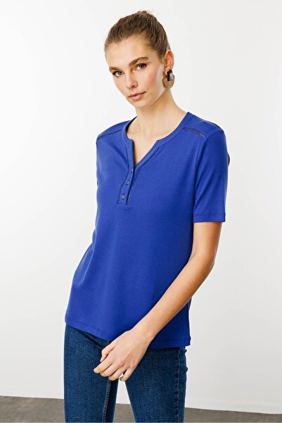 Desen Triko Γυναικείο βαμβακερό μπλουζάκι με κεντημένο ώμο και γιακά