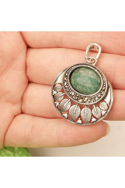 Skygo Leaf Patterned Oltu Emerald Necklace with Silver Chain