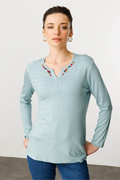 Desen Triko Жіноча блуза з вишитим коміром та ручною вишивкою, м'ятного кольору