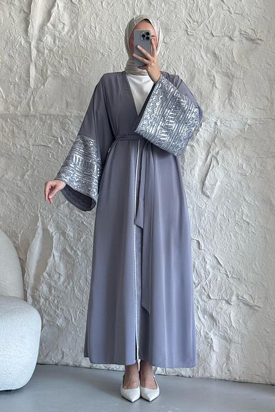 InStyle عباية رمادية بأكمام مطرزة بالترتر