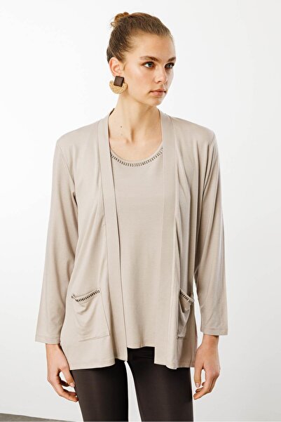 Desen Triko سترة صيفية نسائية بجيوب مرصعة باللون البيج