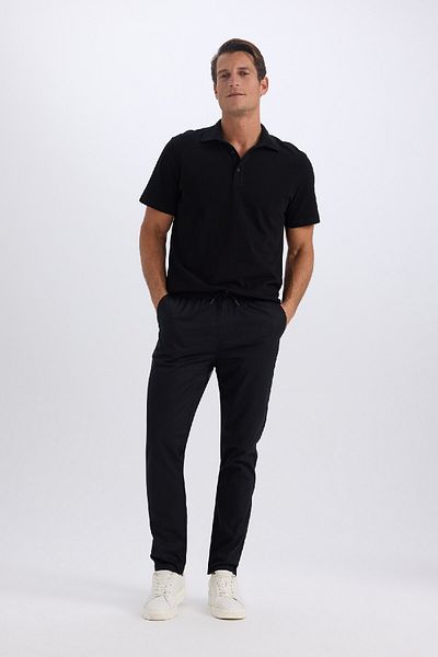 DeFacto 100 % Baumwolle, reguläre Passform, kurzärmeliges Basic-Poloshirt in schlichtem Schwarz E2348ax24au