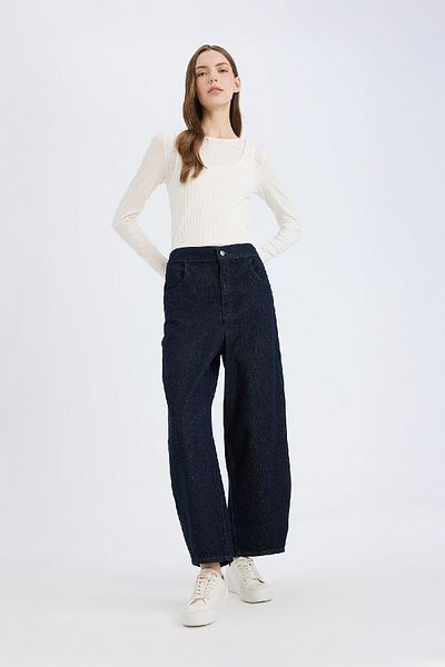 DeFacto Knöchellange, weiche Jeanshose mit Barrel-Passform und elastischem Bund und Taschen E3873AX25SP