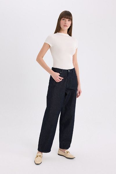 DeFacto Slim Fit Slim Fit Half Turtleneck Soft Touch Kurzarm-T-Shirt E5906ax25sp