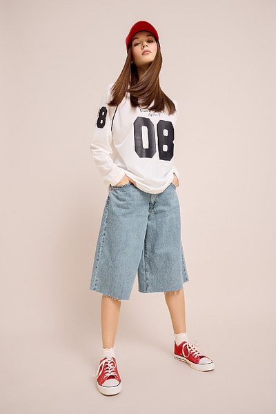 DeFacto Coool Oversize Wide Fit V-Ausschnitt bedrucktes Jersey-Stoff-Langarm-T-Shirt E5370ax25sm