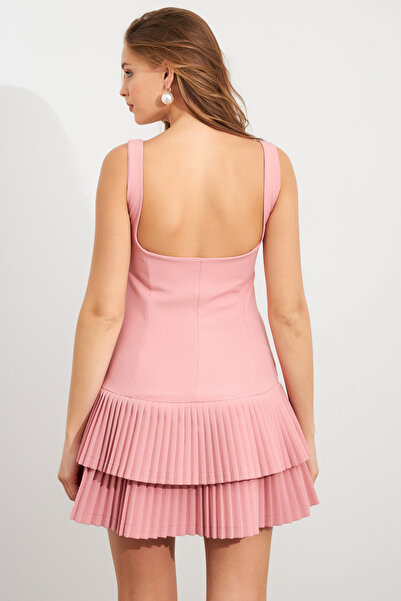 Cool & Sexy Kadın Pembe Sırt Dekolteli Fırfırlı Şortlu Mini Elbise FRY101