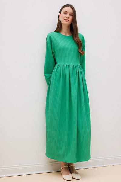 DeFacto Langärmliges, strukturiertes Maxikleid aus Seersucker mit Rundhalsausschnitt – normale Passform E6597AX25SP