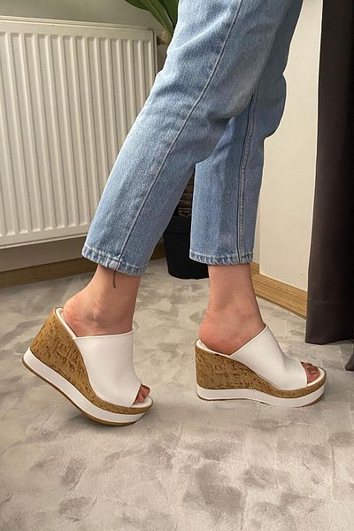 Preshley Papuci pentru femei Morgan White Skin, 10 cm, căptușiți cu talpă din plută, înveliți cu dungi K-500