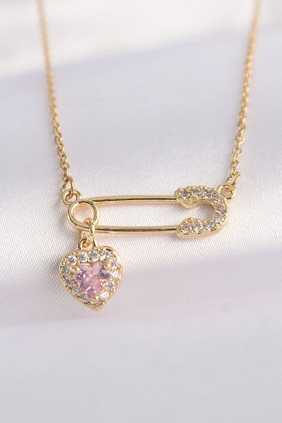 Clariss قلادة من الفولاذ 316l بسلسلة ذهبية اللون وحجر الزركون وتفاصيل قلب وتصميم دبوس أمان - Tj-bko8620