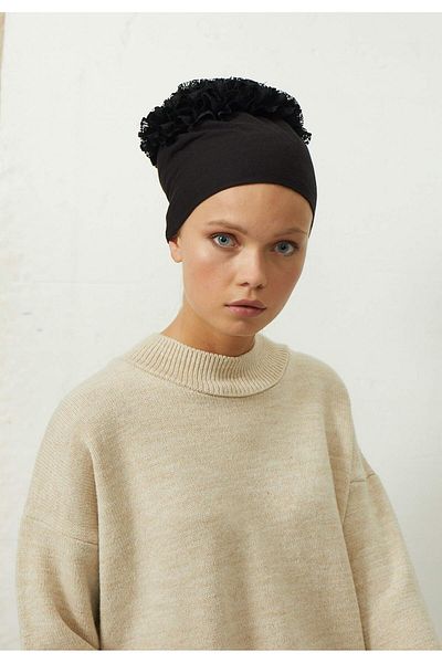 Fresh Eva Bonem with Black Lace Bun