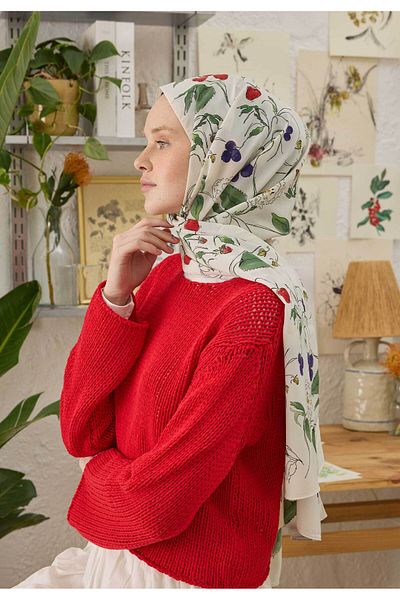 Fresh Ecru Strawberry Patterned Shawl