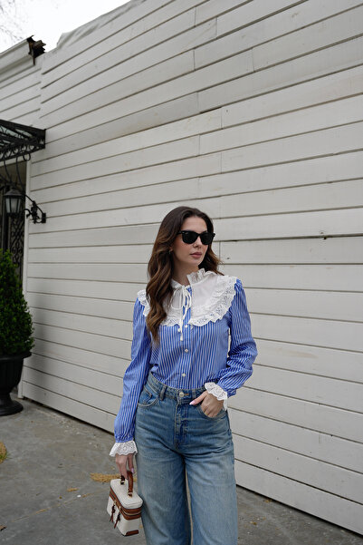 QUREKLİ قميص نسائي ذو ياقة مكشكشة ومخطط باللون الأزرق