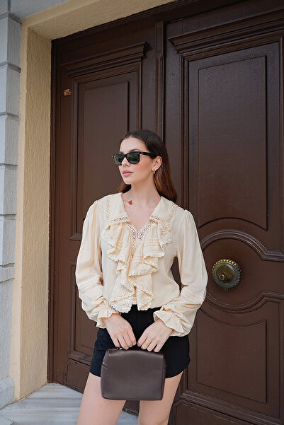 QUREKLİ بلوزة نسائية منسوجة ذات ثنيات من الخلف ومزينة بتفاصيل دولاب الموازنة باللون البيج