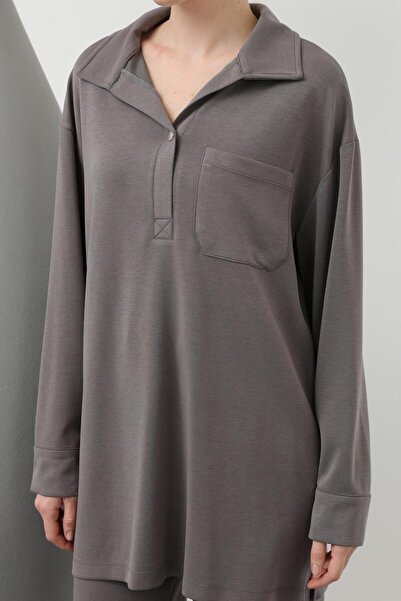 Loreen 20605 Жіночий костюм з кишенями на кнопках та штанами з деталями