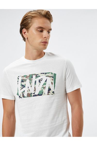 Koton Basic-T-Shirt mit Tarnmuster und Rundhalsausschnitt