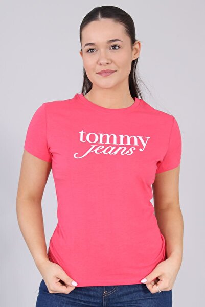Tommy Hilfiger تي شيرت نسائي وردي - شعار نص Tjw