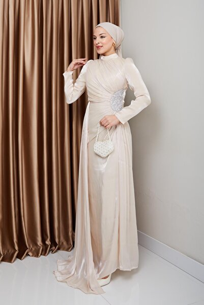 Olcay Beli Taş ve Büzgü Detaylı Yoryo İpek Tesettür Abiye Elbise KREM 1233