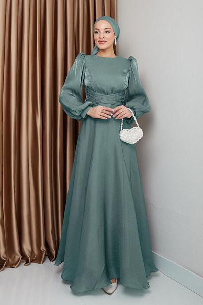 Olcay Grünes Hijab-Abendkleid aus Seide mit gekreuzten Gürteln Yoryo 1238
