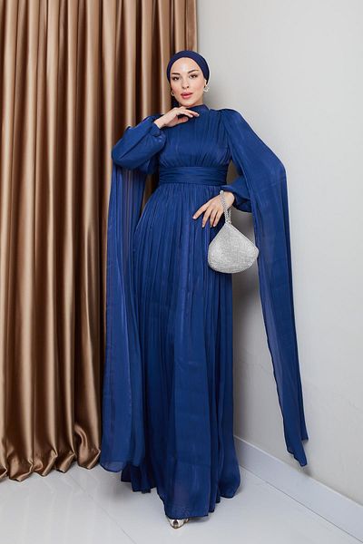 Olcay Yorgo Seiden-Hijab-Abendkleid mit Gürtel und Cape-Detail K. INDIGO 1237