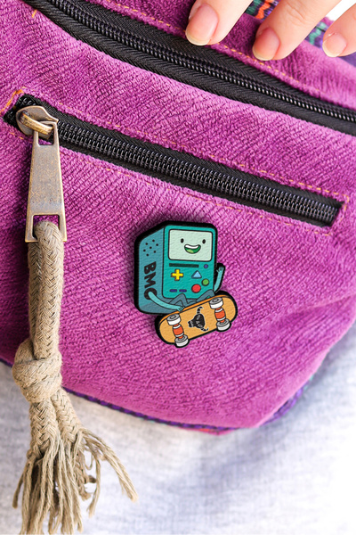 Rozzy Lab Adventure Time BMO Skate Kaykay - Pin - Rozet - Broş - Yaka Çanta Aksesuar