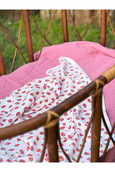BETSY STUDIO Strawberry Patterned Combed Cotton Baby Blanket