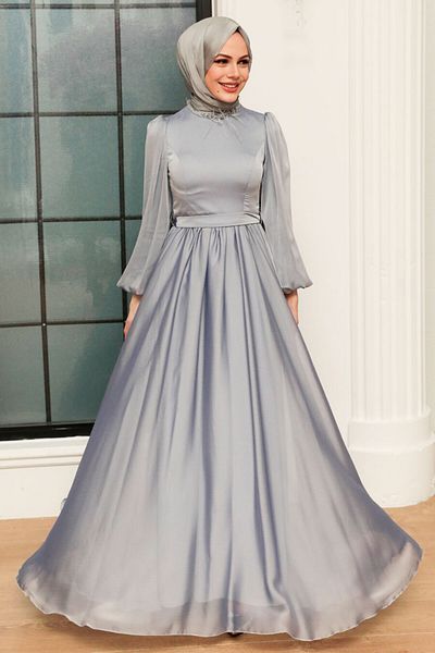 Neva Style Rochie de seara cu hijab - Rochie de seara hijab gri cu detaliu pene pe guler 21330gr