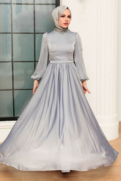 Neva Style Rochie de seara cu hijab - Rochie de seara hijab gri cu detaliu pene pe guler 21330gr