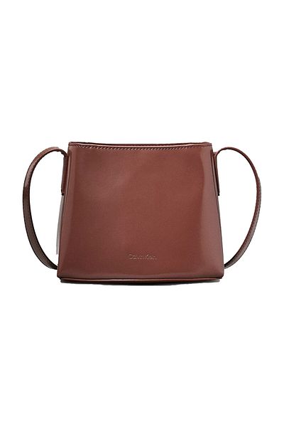 Calvin Klein RAFINOVANÁ SOCHAŘSKÁ MINI TAŠKA_LESKLÁ