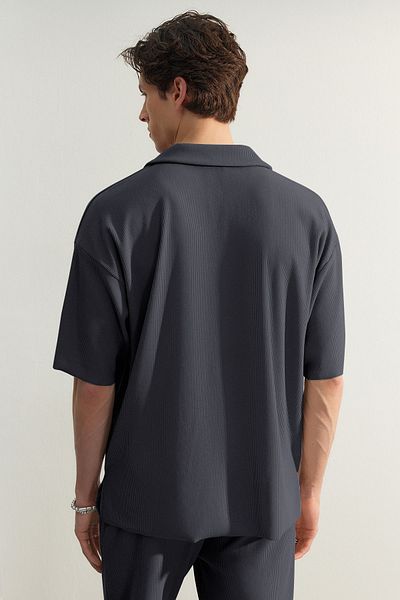 Trendyol Collection OTToman SmoKed Oversize T-Shirt mit Polokragen - Knitterfreie Textur TMNSS23po00020