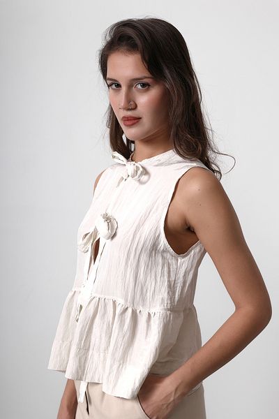 Trendyol Collection Beigefarbene, gewebte Crop-Bluse mit Schnürung vorne
