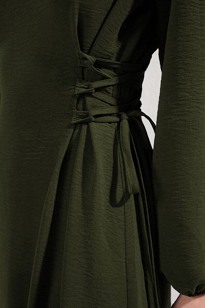 Trendyol Modest Khakifarbenes gewebtes Britli-Aerobin-Kleid mit Richterkragen und Taille TCTSS25EB00082