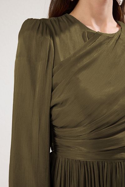 Trendyol Modest Khakifarbenes, mit Gürtel verziertes, mit Glitzer gefüttertes Chiffon-Abendkleid TCTAW25DB00012